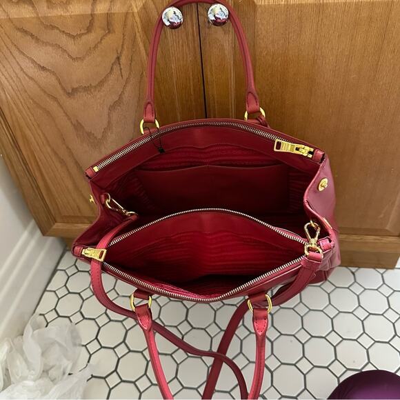 Prada $3,495  Galleria Saffiano Large Leather Bag 100% Authentic - Picture 3 of 14